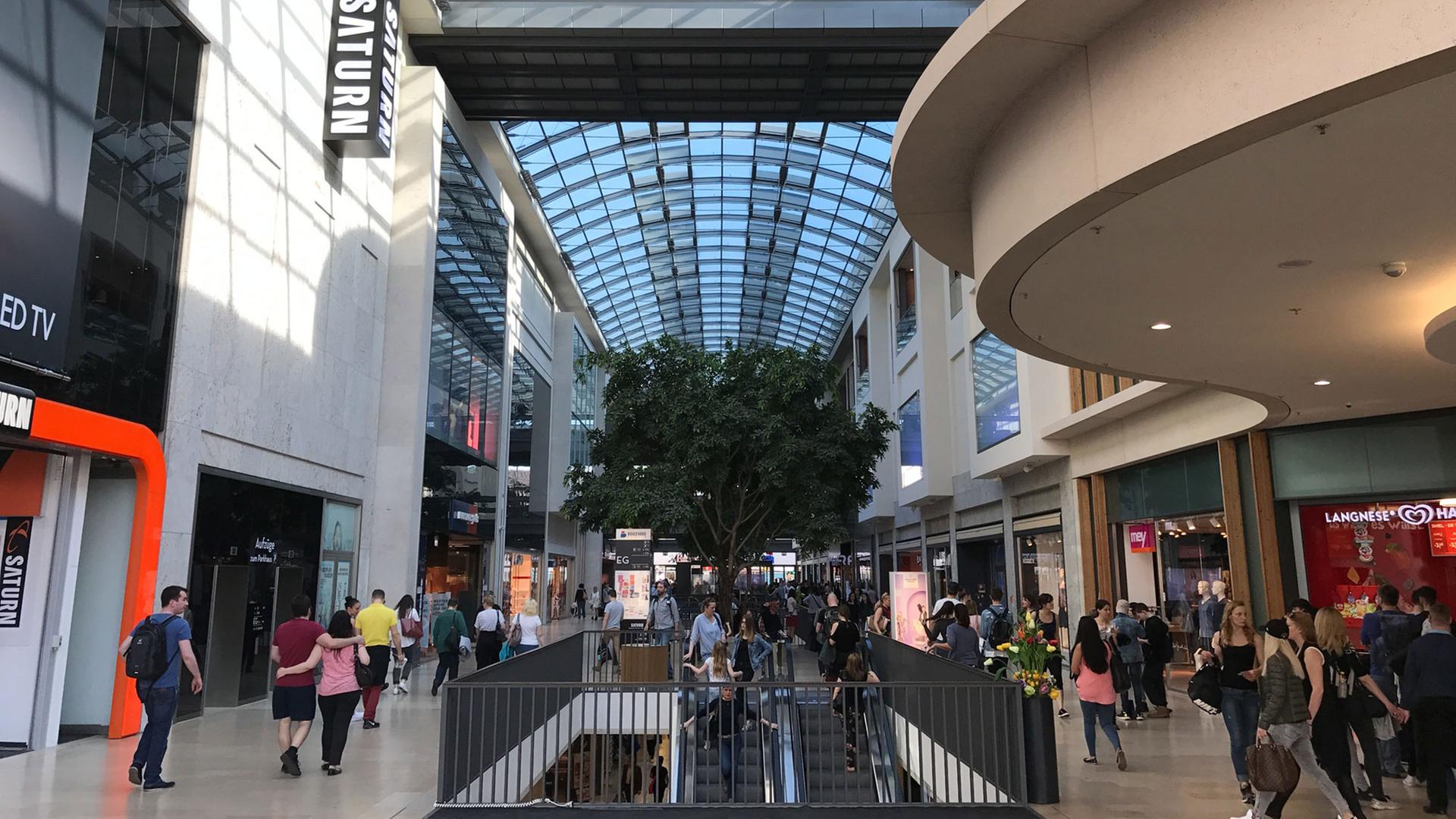 Blick in das Shopping-Center Boulevard Berlin. Blick in das Shopping-Center Boulevard Berlin.