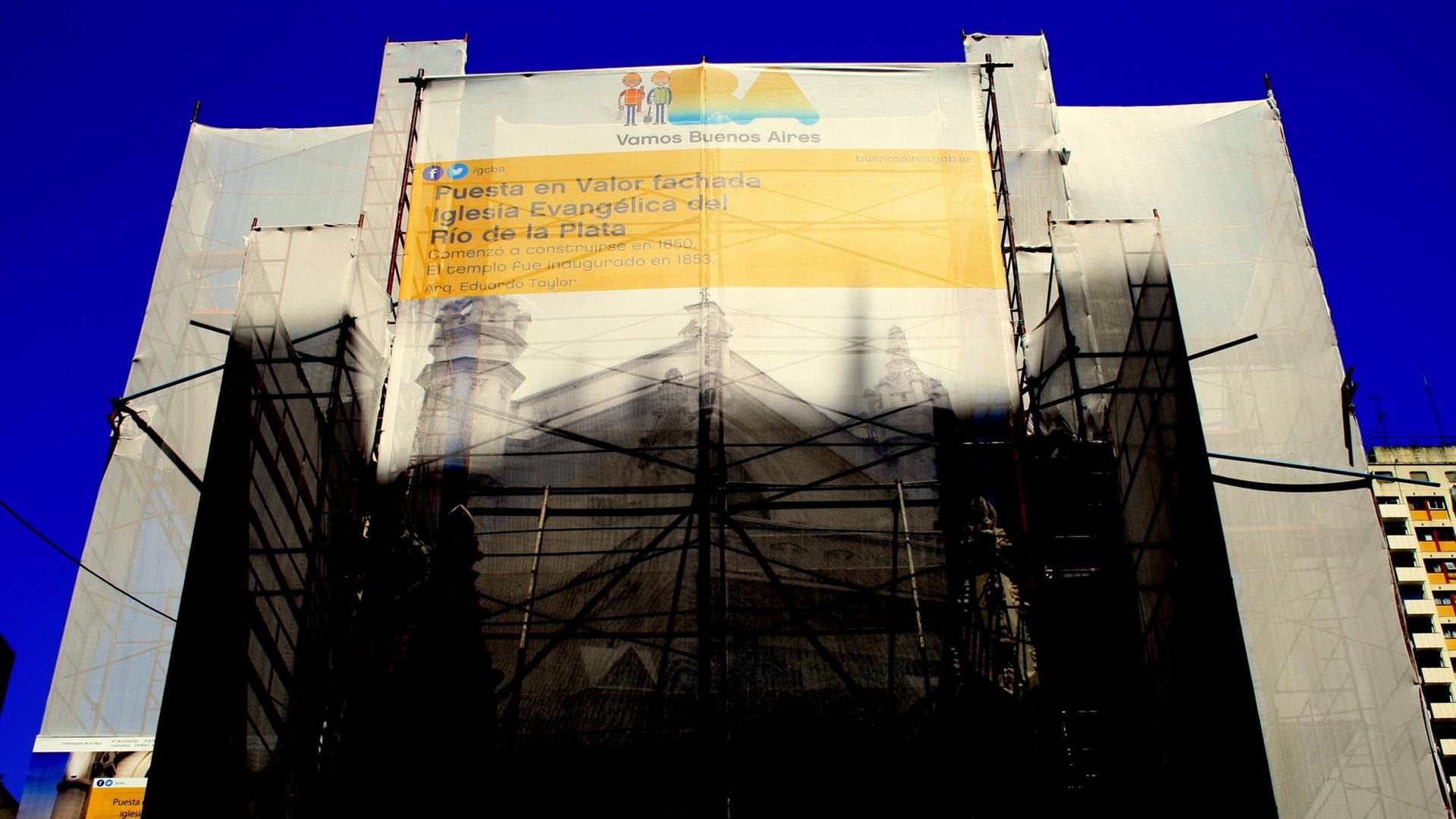 Iglesia Evangélica del Río de la Plata, die Evangelischen Kirche am La Plata im Zentrum von Buenos Aires in Argentinien - mit einem Baugerüst Iglesia Evangélica del Río de la Plata, die Evangelischen Kirche am La Plata im Zentrum von Buenos Aires in Argentinien - mit einem Baugerüst