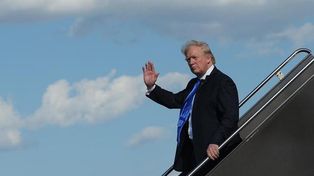 US-Präsident Trump bei seiner Ankunft in Newark. New Jersey, am 9. Juni 2017. Er verlässt gerade die Air Force One und schreitet die Gangway hinab.