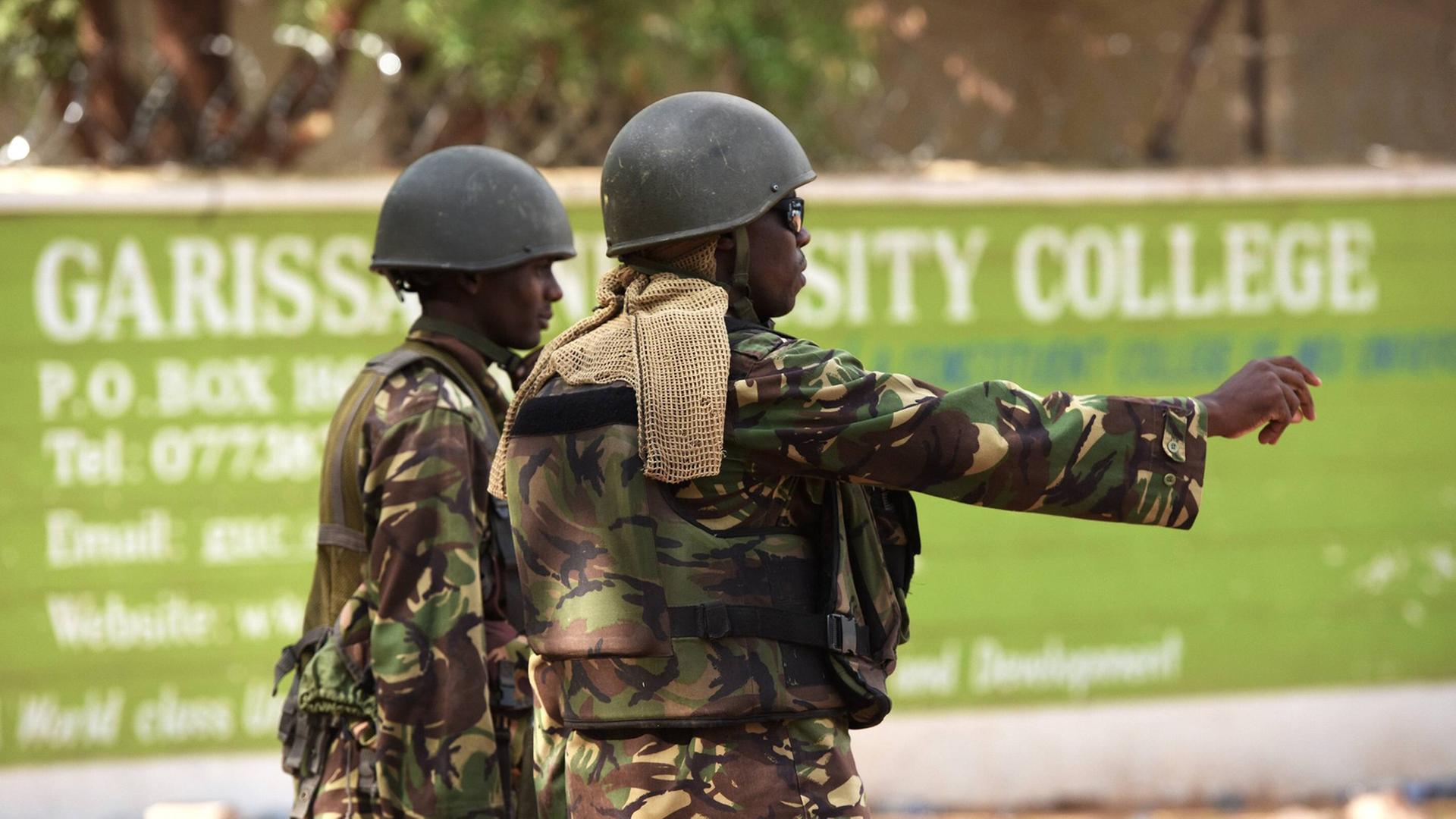 Vor der Moi Universität in Garissa stehen zwei bewaffnete kenianische Soldaten. Vor der Moi Universität in Garissa stehen zwei bewaffnete kenianische Soldaten.