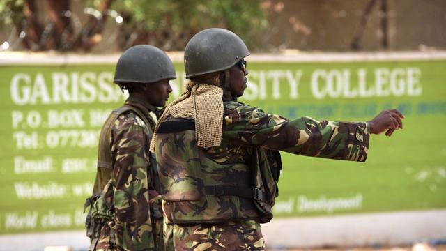 Vor der Moi Universität in Garissa stehen zwei bewaffnete kenianische Soldaten.