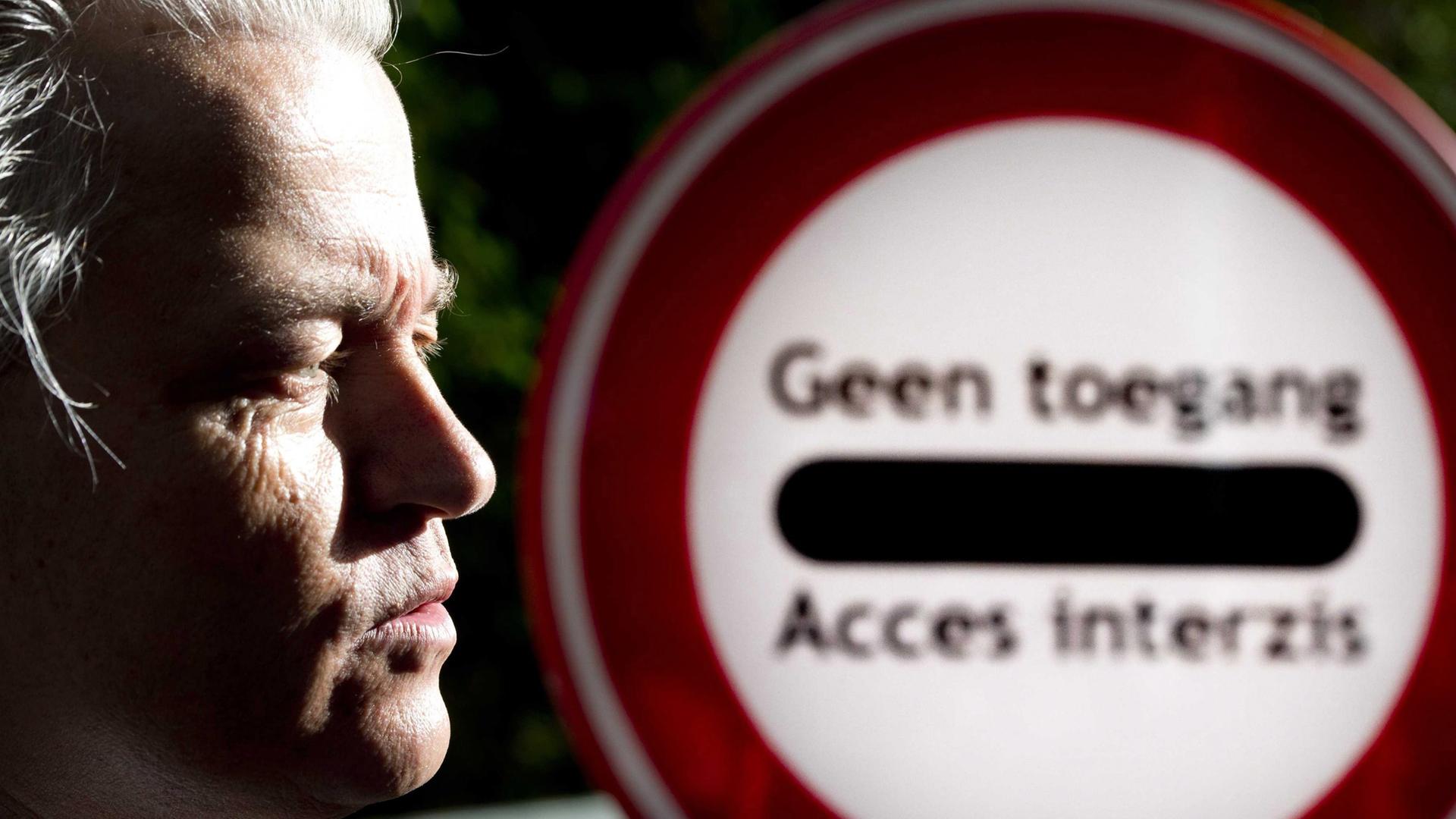 Der niederländische Politiker Geert Wilders vor einem Verkehrsschild Der niederländische Politiker Geert Wilders vor einem Verkehrsschild