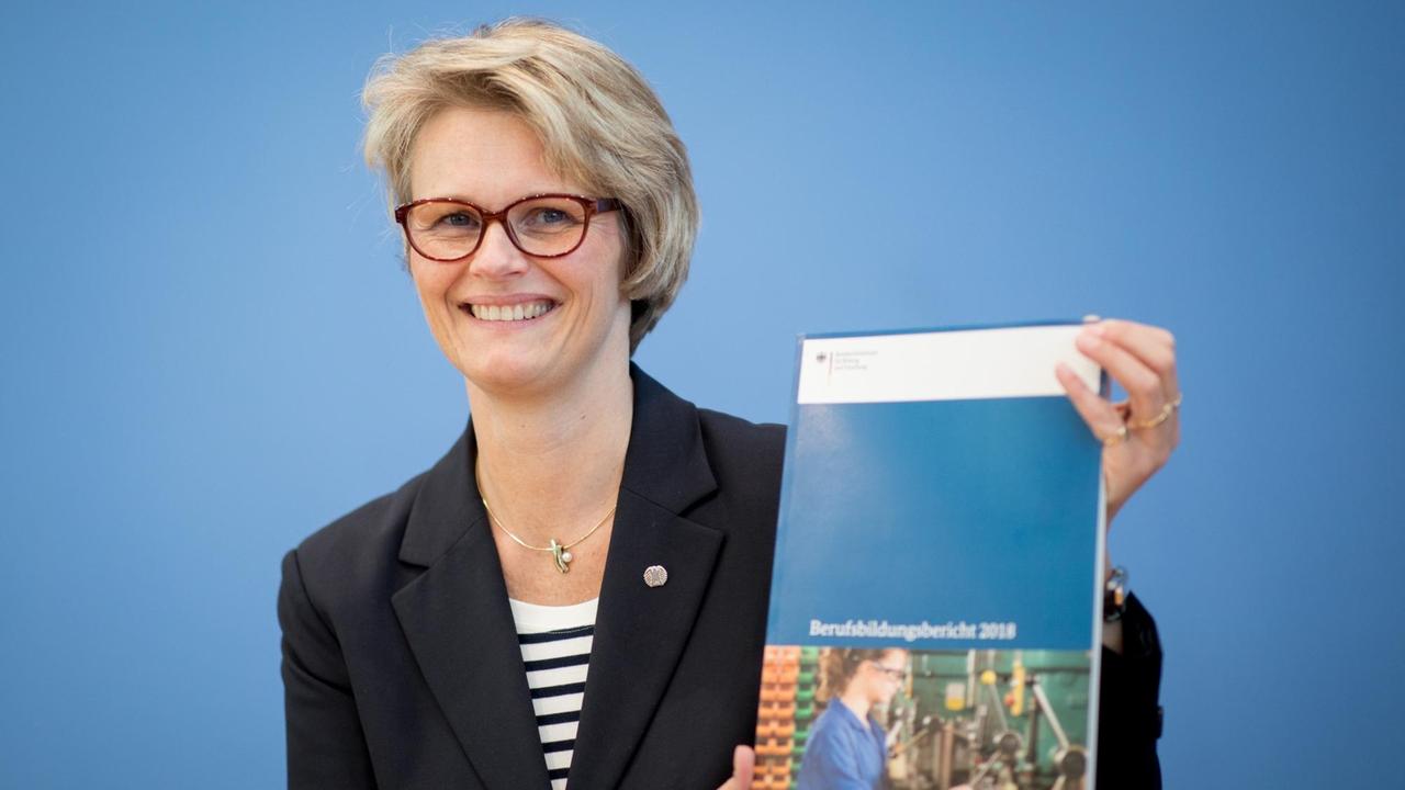 18.04.2018, Berlin: Anja Karliczek (CDU), Bundesministerin für Bildung und Forschung, stellt in der Bundespressekonferenz den Berufsbildungsbericht 2018 vor. 18.04.2018, Berlin: Anja Karliczek (CDU), Bundesministerin für Bildung und Forschung, stellt in der Bundespressekonferenz den Berufsbildungsbericht 2018 vor.