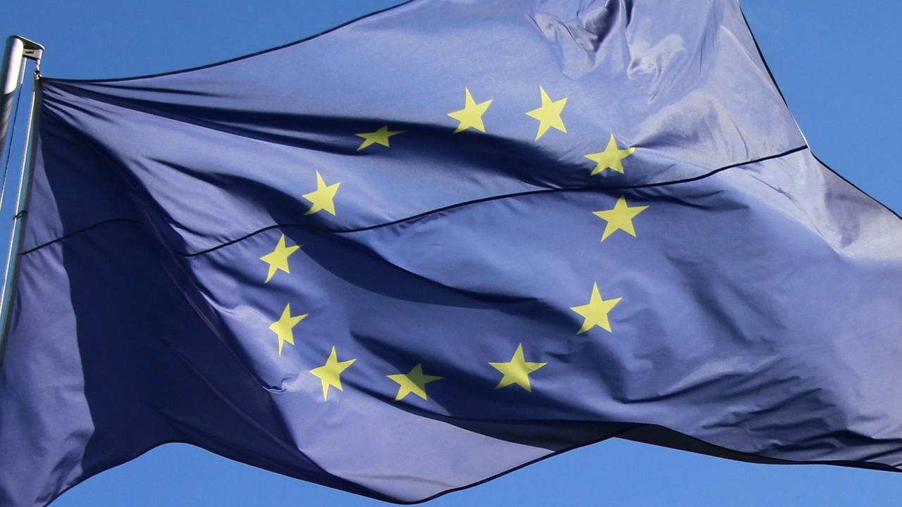 Eine europäische Fahne weht unter blauem Himmel. Eine europäische Fahne weht unter blauem Himmel.