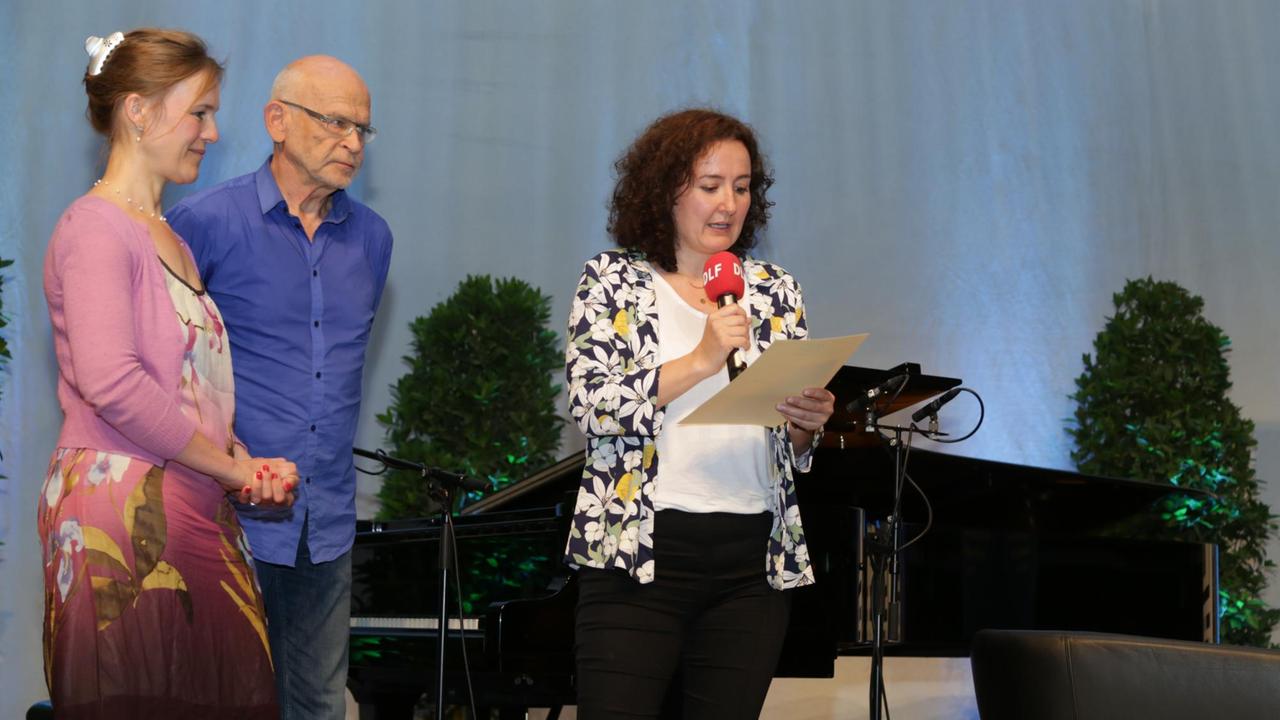Yonca Şık nimmt stellvertretend für ihren inhaftierten Mann den Günter-Wallraff-Preis für Journalismuskritik entgegen. Im Bild: Marlene Nunnendorf, Hektor Haarkötter und Yonca Şık (v.l.n.r.) Yonca Şık nimmt stellvertretend für ihren inhaftierten Mann den Günter-Wallraff-Preis für Journalismuskritik entgegen. Im Bild: Marlene Nunnendorf, Hektor Haarkötter und Yonca Şık (v.l.n.r.)