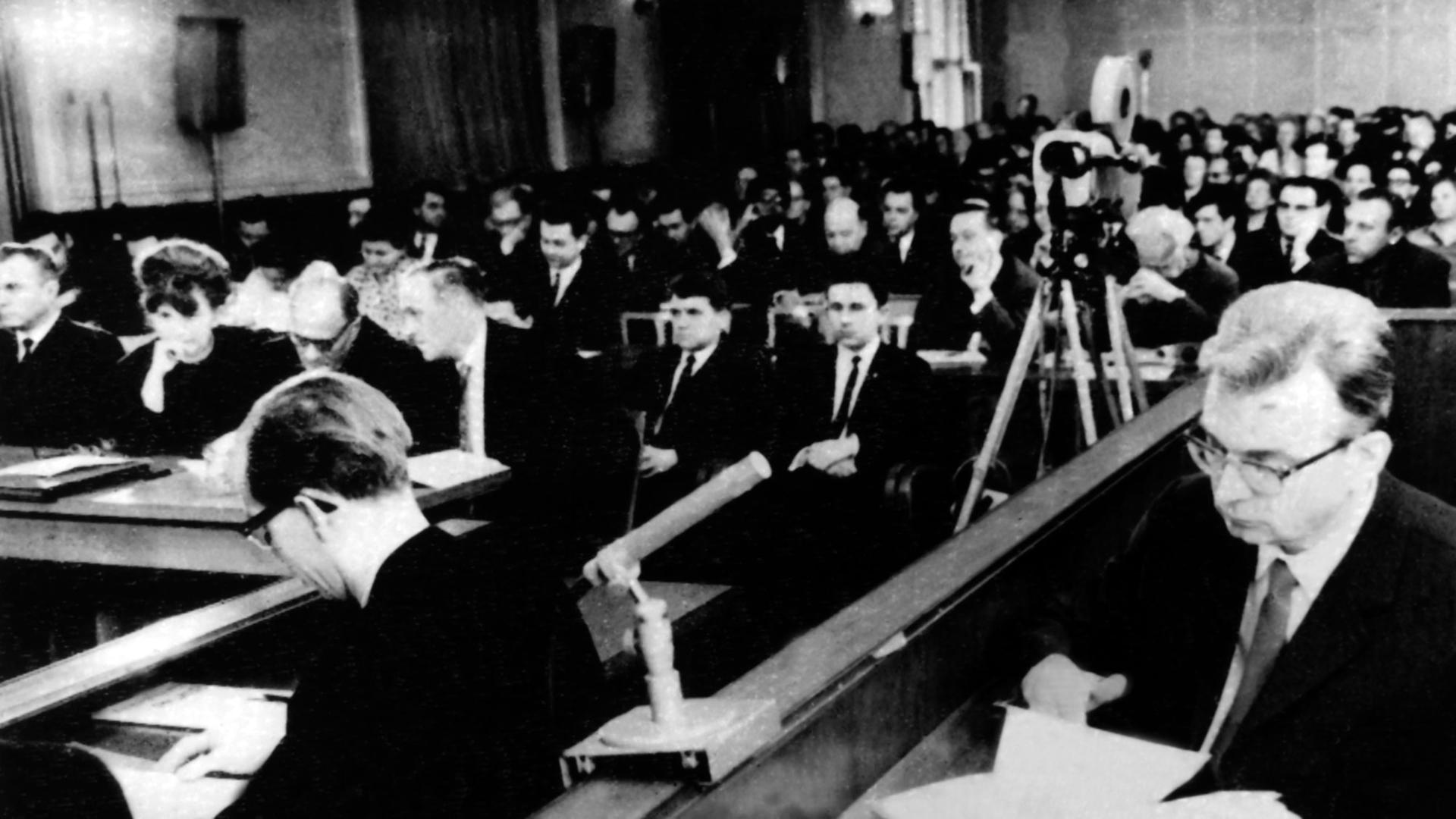Der Angeklagte Horst Fischer (r) bei Prozessbeginn im Jahr 1966. Der Angeklagte Horst Fischer (r) bei Prozessbeginn im Jahr 1966.