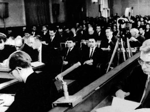 Der Angeklagte Horst Fischer (r) bei Prozessbeginn  im Jahr 1966.
