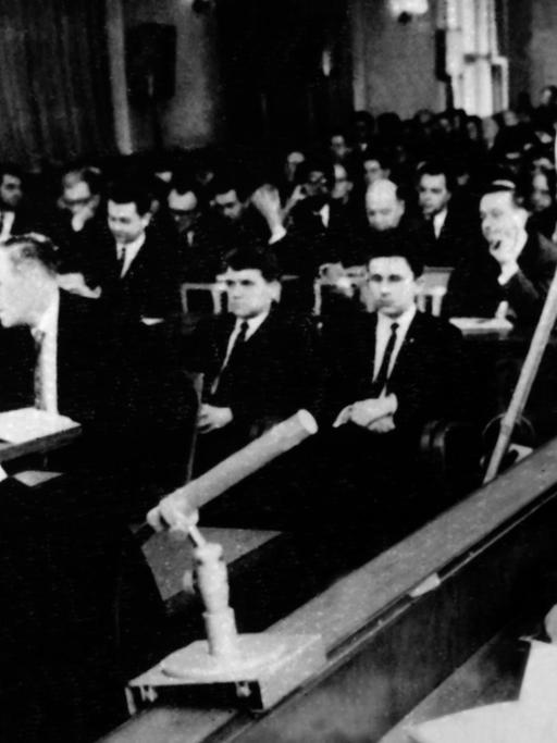 Der Angeklagte Horst Fischer (r) bei Prozessbeginn  im Jahr 1966.