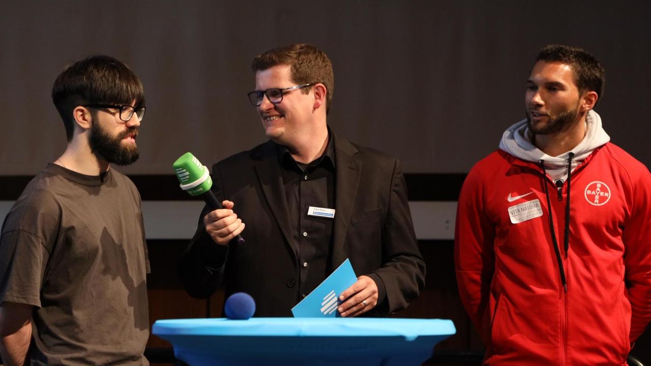 Dara Safarpour (l) und Marcel Kistges im Gespräch mit Dlf-Sportmoderator Klaas Reese (Mitte) Dara Safarpour (l) und Marcel Kistges im Gespräch mit Dlf-Sportmoderator Klaas Reese (Mitte)