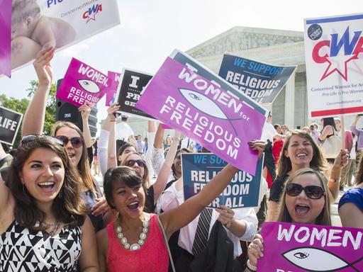 Abtreibungsgegner halten Plakate mit der Aufschrift "Women for religious freedom" vor dem Supreme Court, dem Obersten Gerichtshof in den USA.