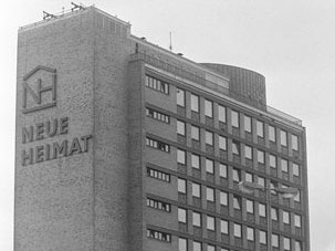 Außenansicht der Hamburger Zentrale des gewerkschaftseigenen Wohnungsbauunternehmens Neue Heimat im Jahr 1986. Außenansicht der Hamburger Zentrale des gewerkschaftseigenen Wohnungsbauunternehmens Neue Heimat im Jahr 1986.