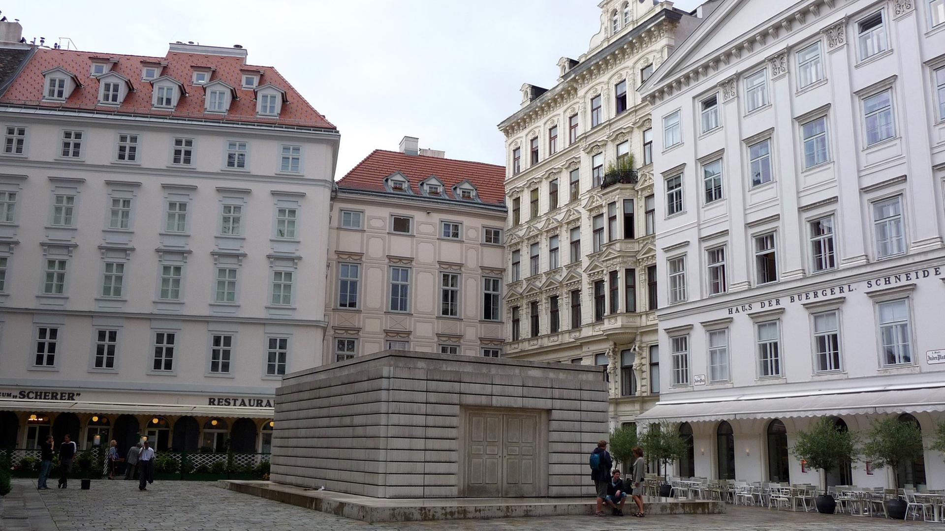 Aufgenommen am 04.08.2009. Das Denkmal von Rachel Whitereads von 1999 soll an die Ermordung der 65.000 österreichischen Juden durch die Nationalsozialisten erinnern. Es soll die Auslöschung des "Volkes des Buches" symbolisieren. Aufgenommen am 04.08.2009. Das Denkmal von Rachel Whitereads von 1999 soll an die Ermordung der 65.000 österreichischen Juden durch die Nationalsozialisten erinnern. Es soll die Auslöschung des "Volkes des Buches" symbolisieren.