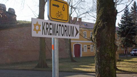 Hinweisschilder in der böhmischen Kleinstadt Terezìn (Theresienstadt) heute: Die Vergangenheit ist allgegenwärtig.