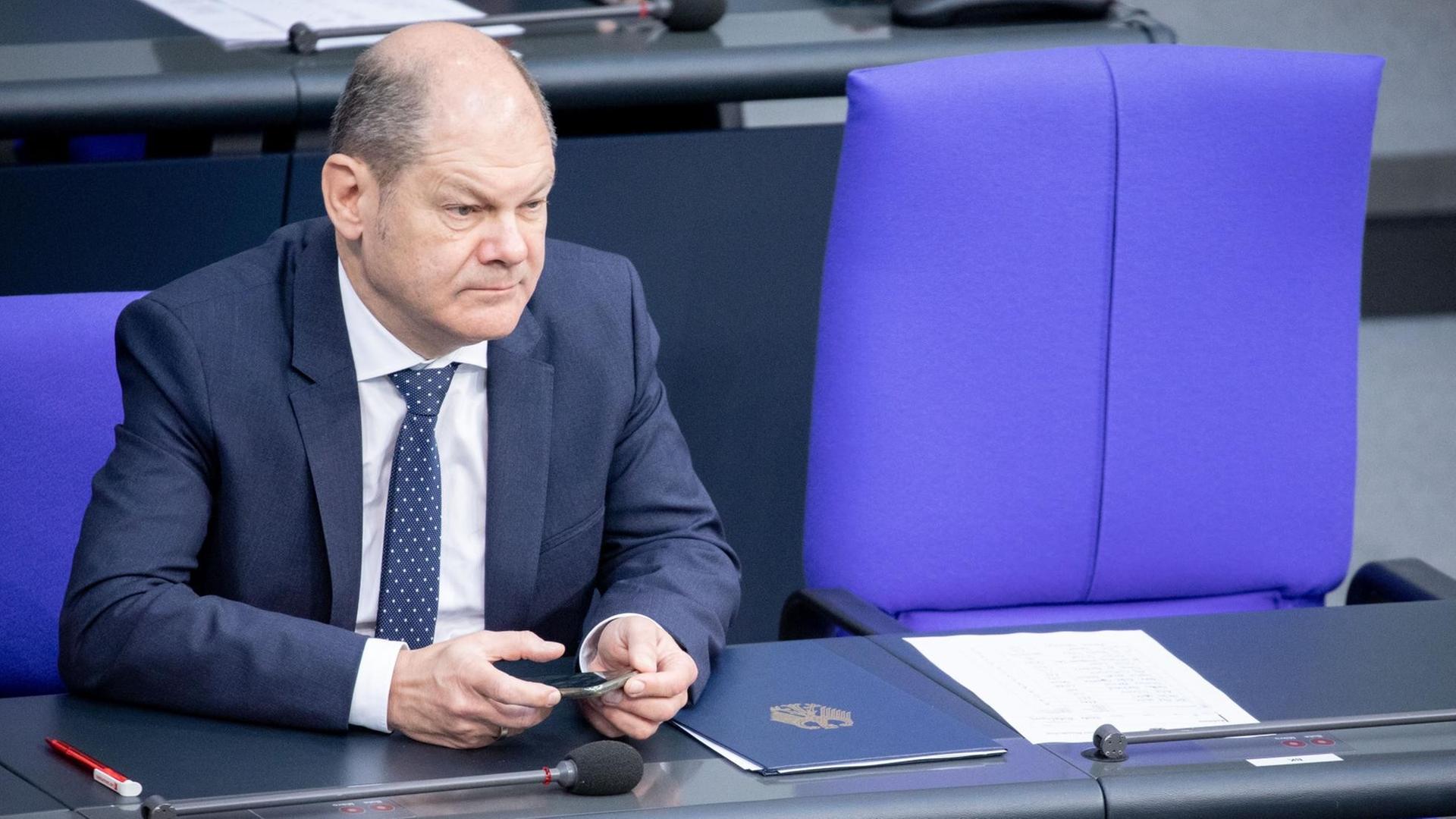 Olaf Scholz (SPD), Bundesminister der Finanzen, nimmt an der Sitzung des Bundestags teil. Olaf Scholz (SPD), Bundesminister der Finanzen, nimmt an der Sitzung des Bundestags teil.