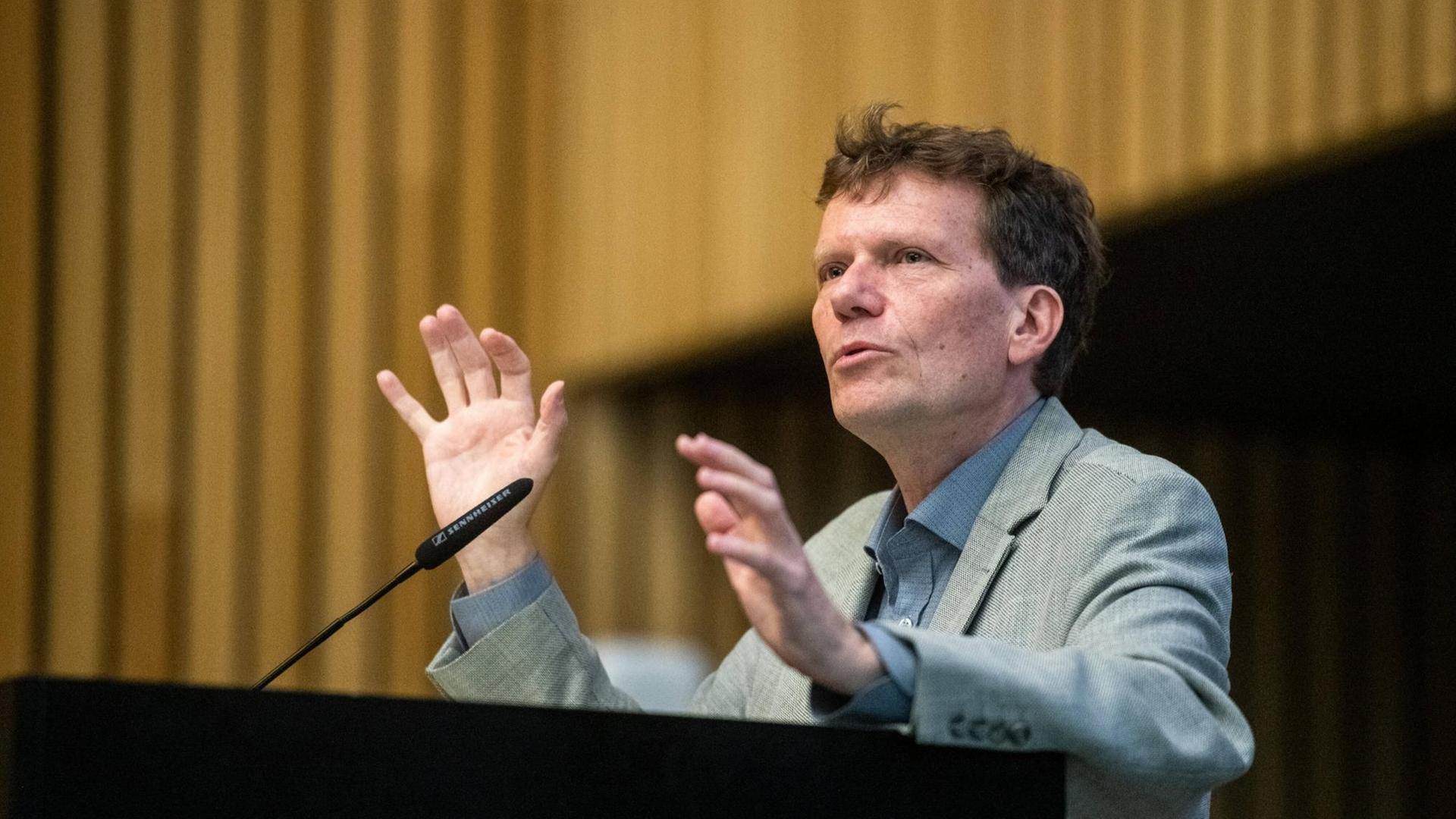 Vortrag des Soziologen und Politikwissenschaftlers Hartmut Rosa, Direktor des Max-Weber-Kollegs, an der Bauhaus-Universität Weimar. Vortrag des Soziologen und Politikwissenschaftlers Hartmut Rosa, Direktor des Max-Weber-Kollegs, an der Bauhaus-Universität Weimar.