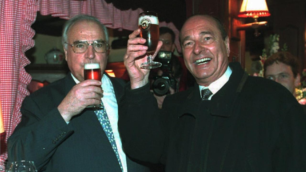 Mit jeweils einem Glas Bier stärken sich der französische Staatspräsident Jacques Chirac (r) und Bundeskanzler Helmut Kohl bei ihrer ersten Begegnung in Straßburg in einem Bistro.