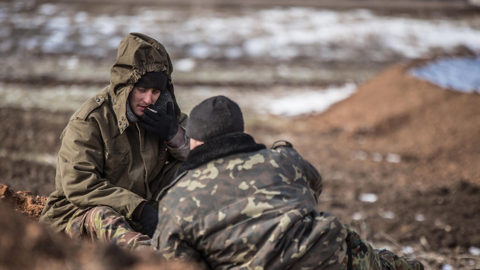 Ukrainische Soldaten in der Region Donezk ruhen sich auf einem Feld aus. Ukrainische Soldaten in der Region Donezk ruhen sich auf einem Feld aus.