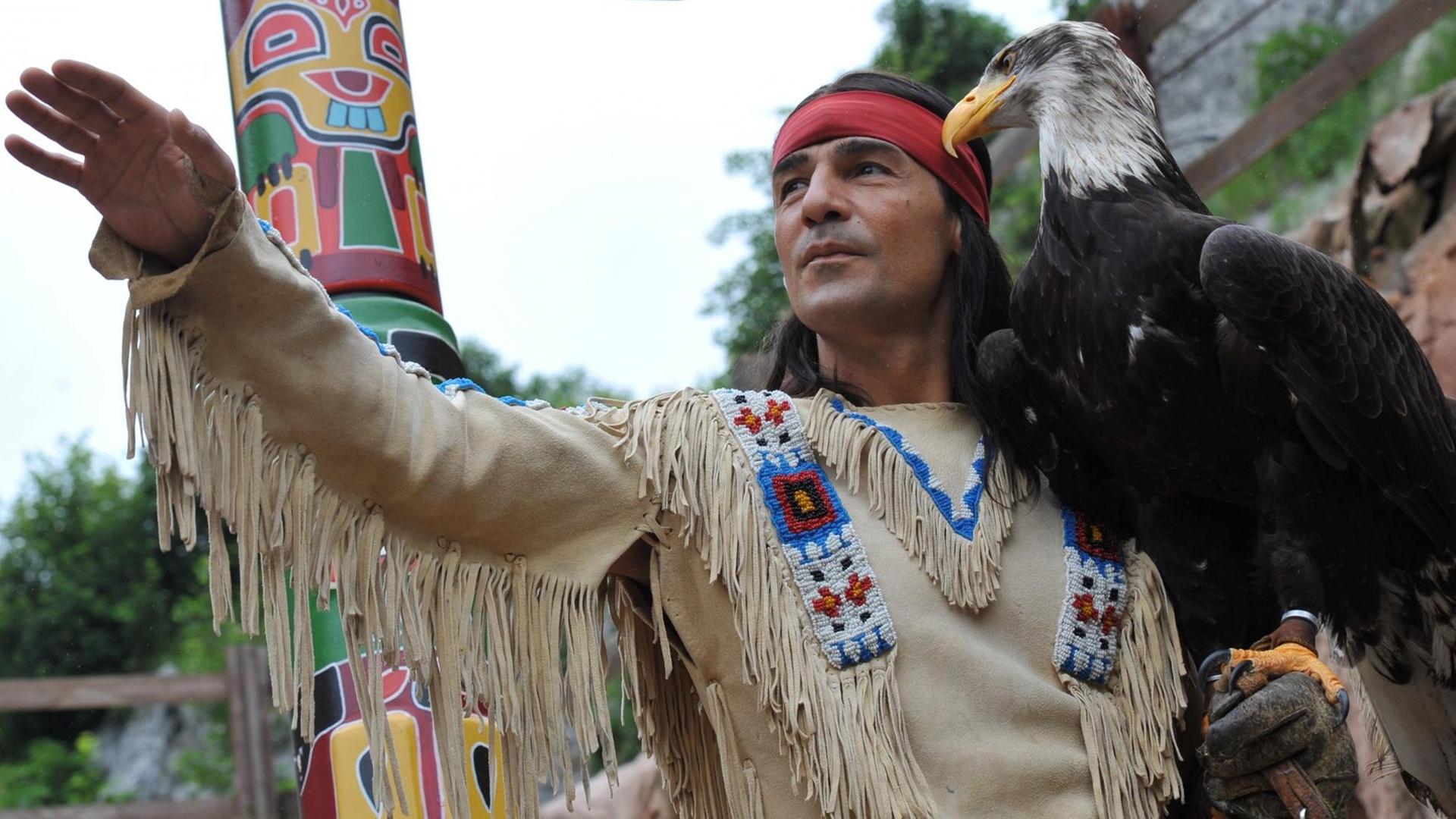 Der Schauspieler Erol Sander spielt bei den Karl-May-Spielen in Bad Segeberg die Rolle des Winnetou. Der Schauspieler Erol Sander spielt bei den Karl-May-Spielen in Bad Segeberg die Rolle des Winnetou.