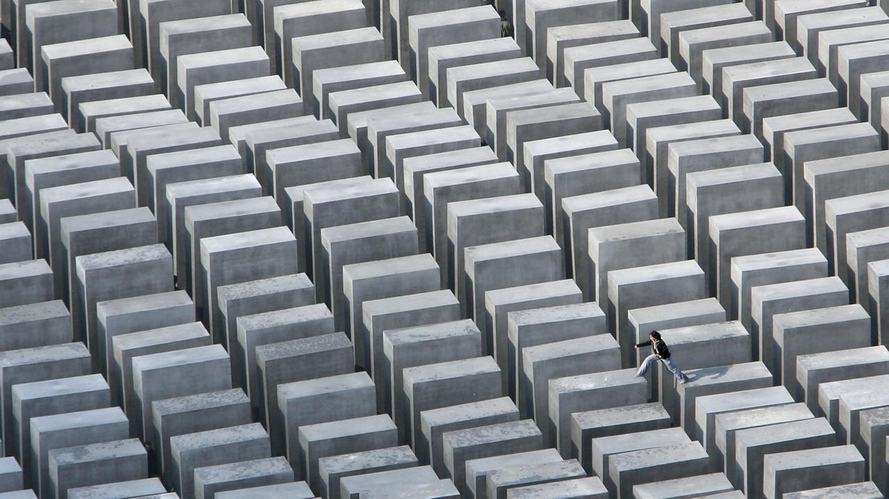 Ein Foto vom Denkmal für die ermordeten Juden Europas, kurz Holocaust-Mahnmal. Es errinnert mit seinen verschieden hohen 2711 quaderförmigen Beton-Stelen in der historischen Mitte Berlins an die rund 6 Millionen Juden, die unter der Herrschaft Adolf Hitlers und der Nationalsozialisten ermordet wurden. Ein Foto vom Denkmal für die ermordeten Juden Europas, kurz Holocaust-Mahnmal. Es errinnert mit seinen verschieden hohen 2711 quaderförmigen Beton-Stelen in der historischen Mitte Berlins an die rund 6 Millionen Juden, die unter der Herrschaft Adolf Hitlers und der Nationalsozialisten ermordet wurden.