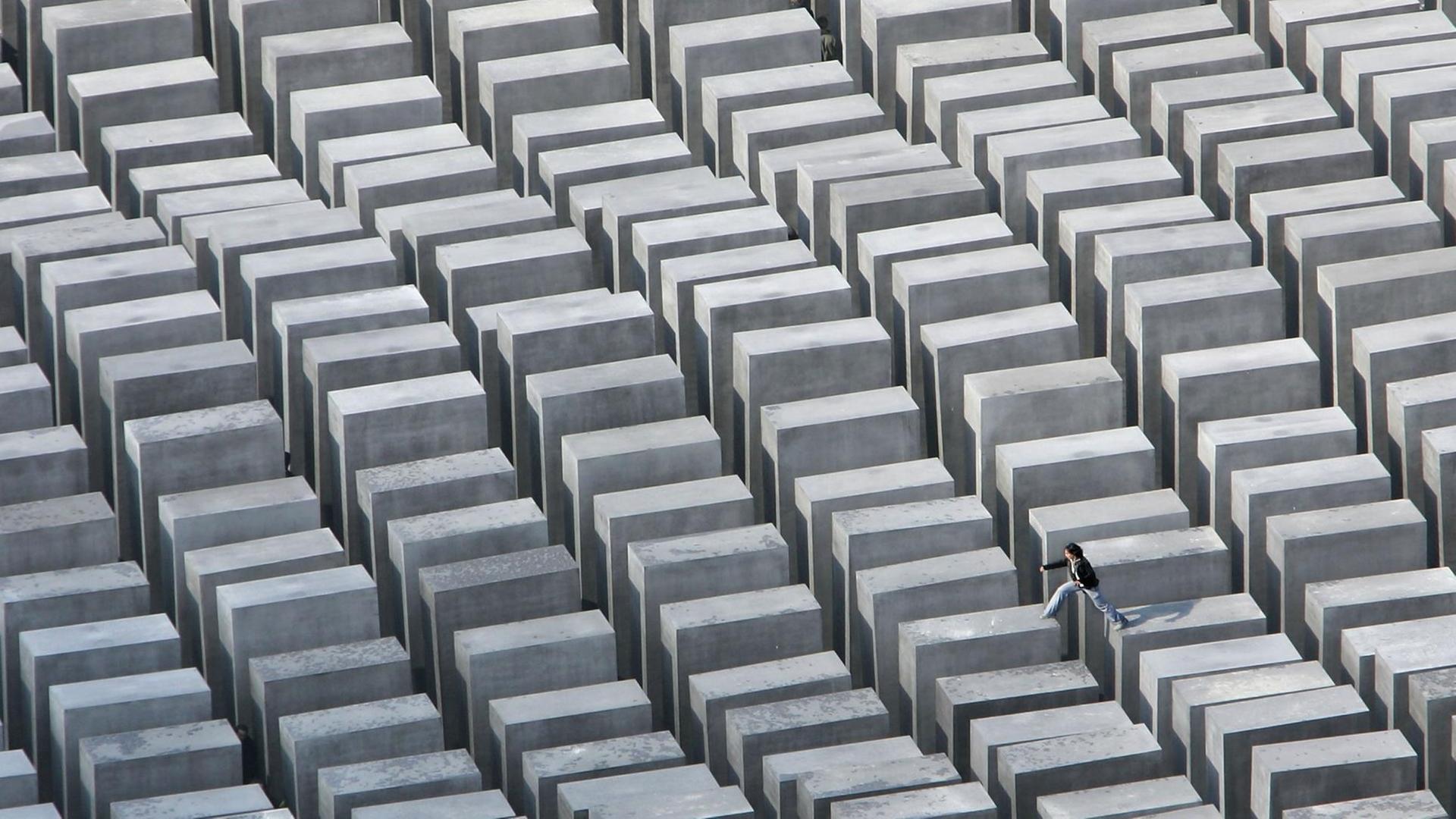 Ein Foto vom Denkmal für die ermordeten Juden Europas, kurz Holocaust-Mahnmal. Es errinnert mit seinen verschieden hohen 2711 quaderförmigen Beton-Stelen in der historischen Mitte Berlins an die rund 6 Millionen Juden, die unter der Herrschaft Adolf Hitlers und der Nationalsozialisten ermordet wurden. Ein Foto vom Denkmal für die ermordeten Juden Europas, kurz Holocaust-Mahnmal. Es errinnert mit seinen verschieden hohen 2711 quaderförmigen Beton-Stelen in der historischen Mitte Berlins an die rund 6 Millionen Juden, die unter der Herrschaft Adolf Hitlers und der Nationalsozialisten ermordet wurden.