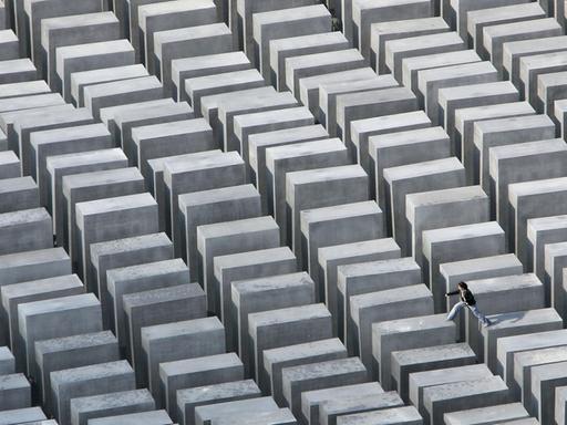 Ein Foto vom Denkmal für die ermordeten Juden Europas, kurz Holocaust-Mahnmal. Es errinnert mit seinen verschieden hohen 2711 quaderförmigen Beton-Stelen in der historischen Mitte Berlins an die rund 6 Millionen Juden, die unter der Herrschaft Adolf Hitlers und der Nationalsozialisten ermordet wurden.