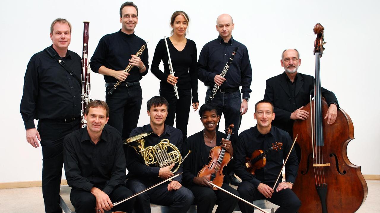Polyphonia Ensemble Berlin posiert mit Intrumenten vor einer weißen Wand. Polyphonia Ensemble Berlin posiert mit Intrumenten vor einer weißen Wand.