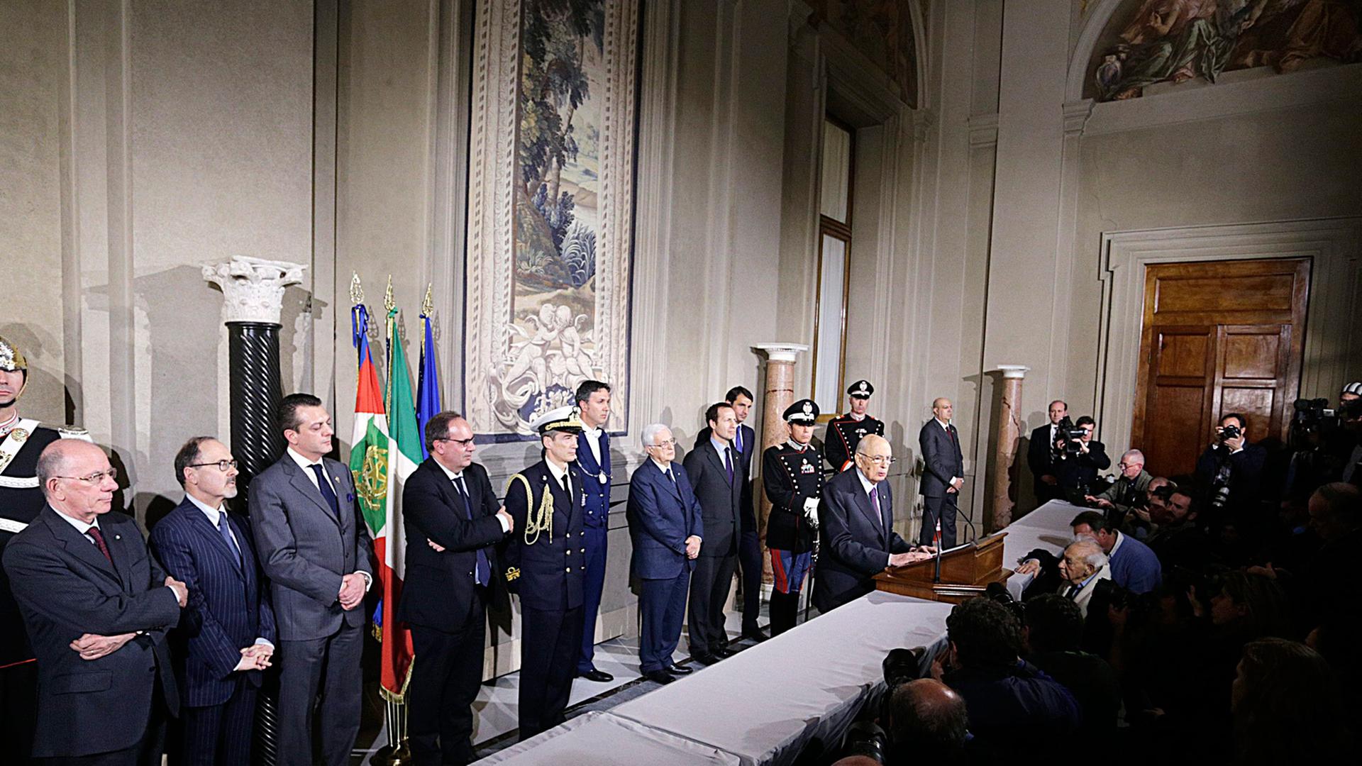 Matteo Renzi und seine 16 Minister bei der Vereidigung. Matteo Renzi und seine 16 Minister bei der Vereidigung.