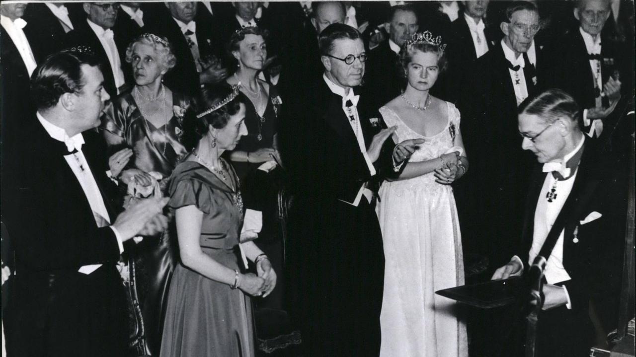 T. S. Eliot (rechts), nachdem er seinen Nobelpreis von Kronprinz Gustav erhalten hat, der applaudiert. (von links nach rechts) Prinz Bertil, Prinzessin Louise, der Kronprinz und Prinzessin Sibylla. T. S. Eliot (rechts), nachdem er seinen Nobelpreis von Kronprinz Gustav erhalten hat, der applaudiert. (von links nach rechts) Prinz Bertil, Prinzessin Louise, der Kronprinz und Prinzessin Sibylla.