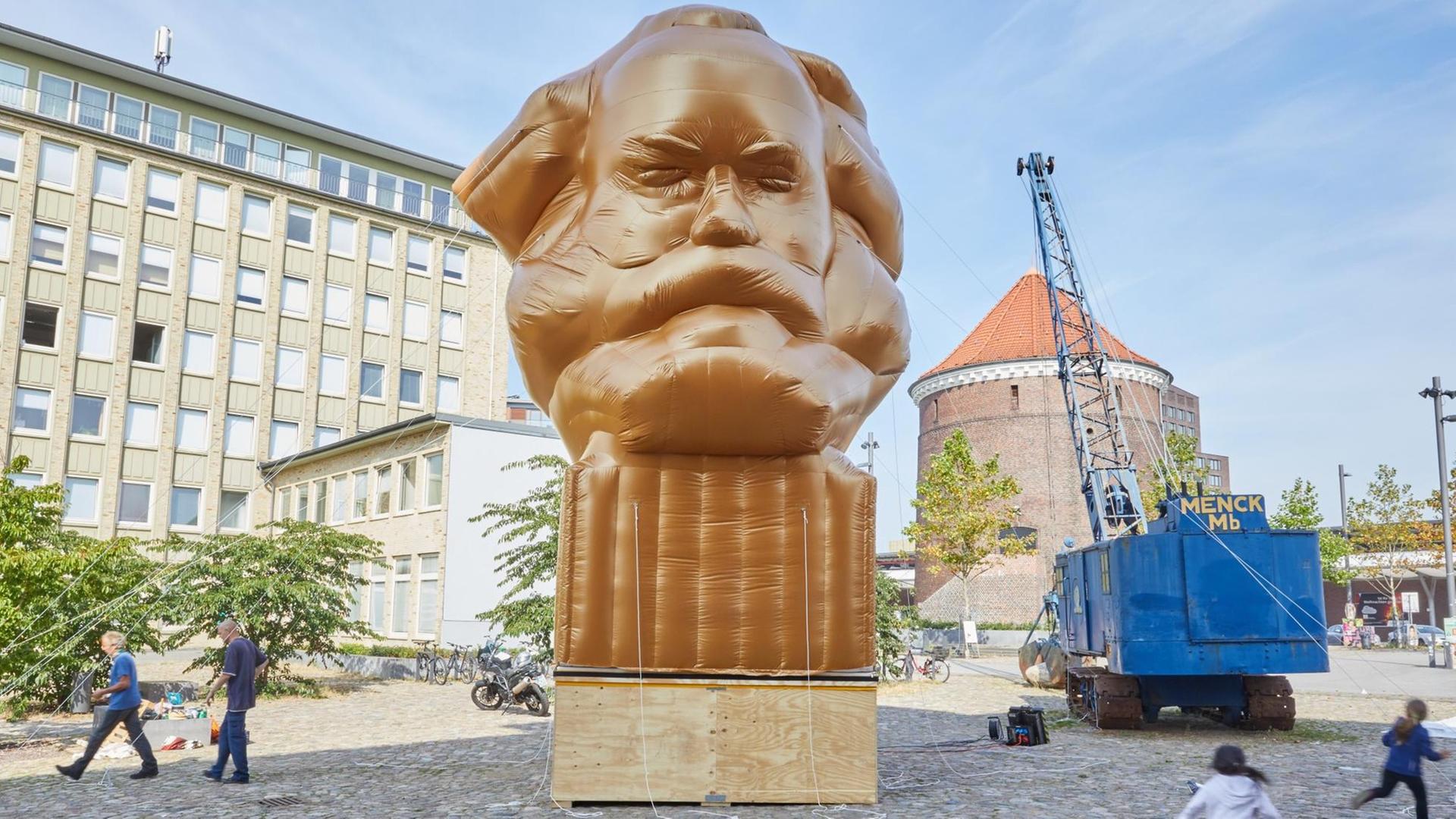 Eine aufgeblasene Büste von Karl Marx steht am 05.09.2017 in Hamburg gegenüber dem Eingang des Museums der Arbeit. Die Sonderausstellung "Das Kapital" läuft bis zum März 2018. Eine aufgeblasene Büste von Karl Marx steht am 05.09.2017 in Hamburg gegenüber dem Eingang des Museums der Arbeit. Die Sonderausstellung "Das Kapital" läuft bis zum März 2018.