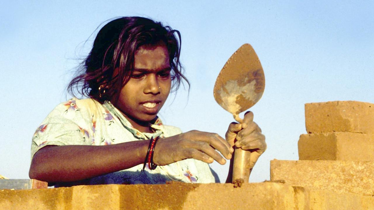 Ein kleines Mädchen bei Maurerarbeiten. Der Schutz von Kindern vor Ausbeutung, Kriegen und Krankheit in den armen Ländern soll Schwerpunkt der Kinderrechtsorganisation Terre des Hommes sein. Ein kleines Mädchen bei Maurerarbeiten. Der Schutz von Kindern vor Ausbeutung, Kriegen und Krankheit in den armen Ländern soll Schwerpunkt der Kinderrechtsorganisation Terre des Hommes sein.