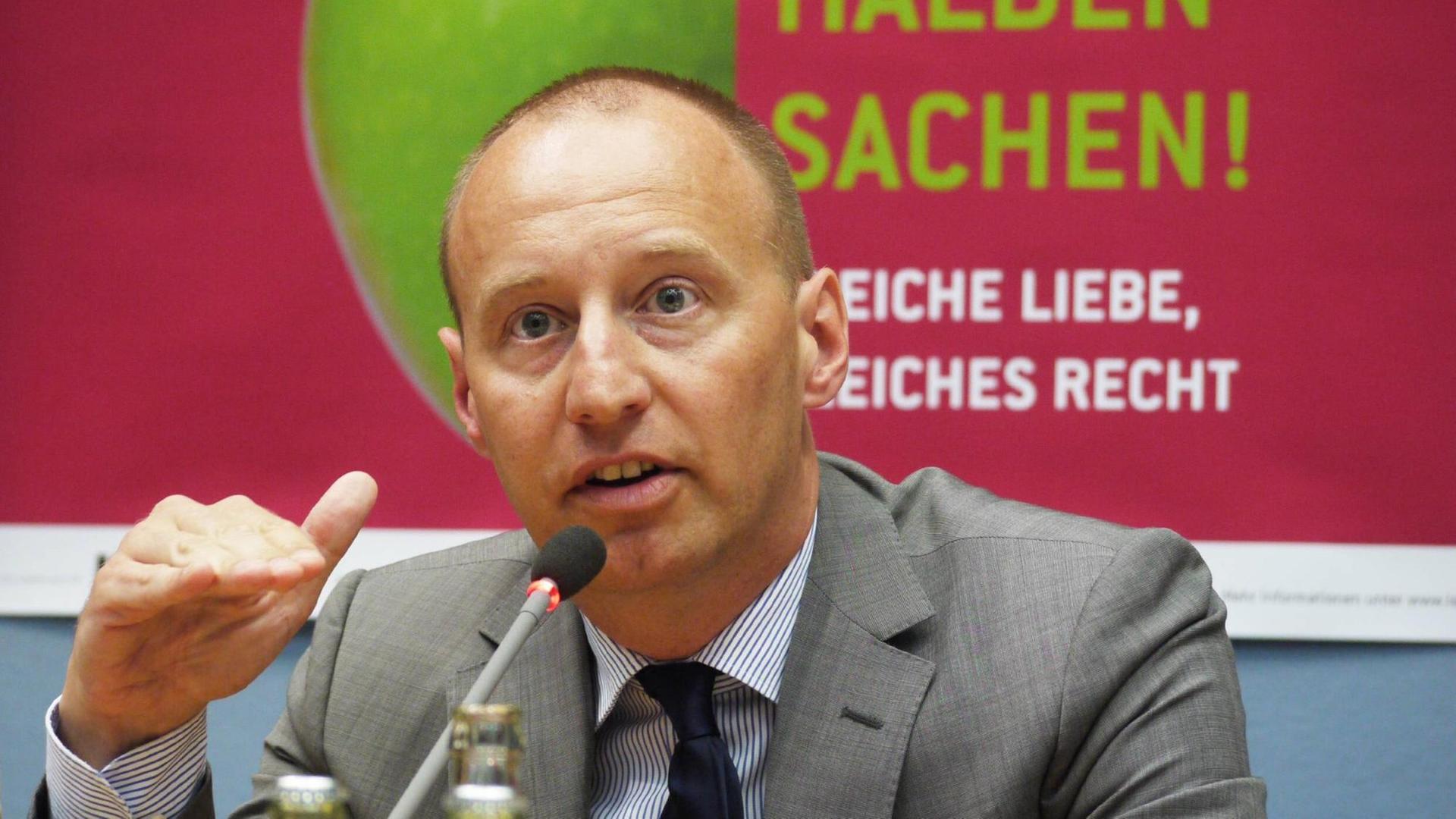 Michael KAUCH, Ex-FDP-MdB, umweltpolitischer Sprecher der FDP-Bundestagsfraktion; lebt in eingetragener Lebenspartnerschaft; aufgenommen während einer Diskussion zur Gleichstellung Homosexueller im Rathaus Schöneberg am 11.06.2012.