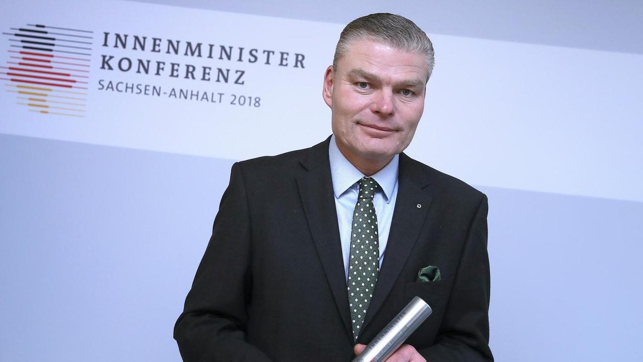 Sachsen-Anhalts Innenminister Holger Stahlknecht hält in Wanzleben (Sachsen-Anhalt) einen symbolischen Staffelstab in den Händen. Er übernimmt den Vorsitz der Innenministerkonferenz. Sachsen-Anhalts Innenminister Holger Stahlknecht hält in Wanzleben (Sachsen-Anhalt) einen symbolischen Staffelstab in den Händen. Er übernimmt den Vorsitz der Innenministerkonferenz.