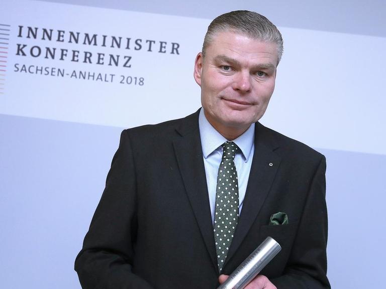 Sachsen-Anhalts Innenminister Holger Stahlknecht hält in Wanzleben (Sachsen-Anhalt) einen symbolischen Staffelstab in den Händen. Er übernimmt den Vorsitz der Innenministerkonferenz.