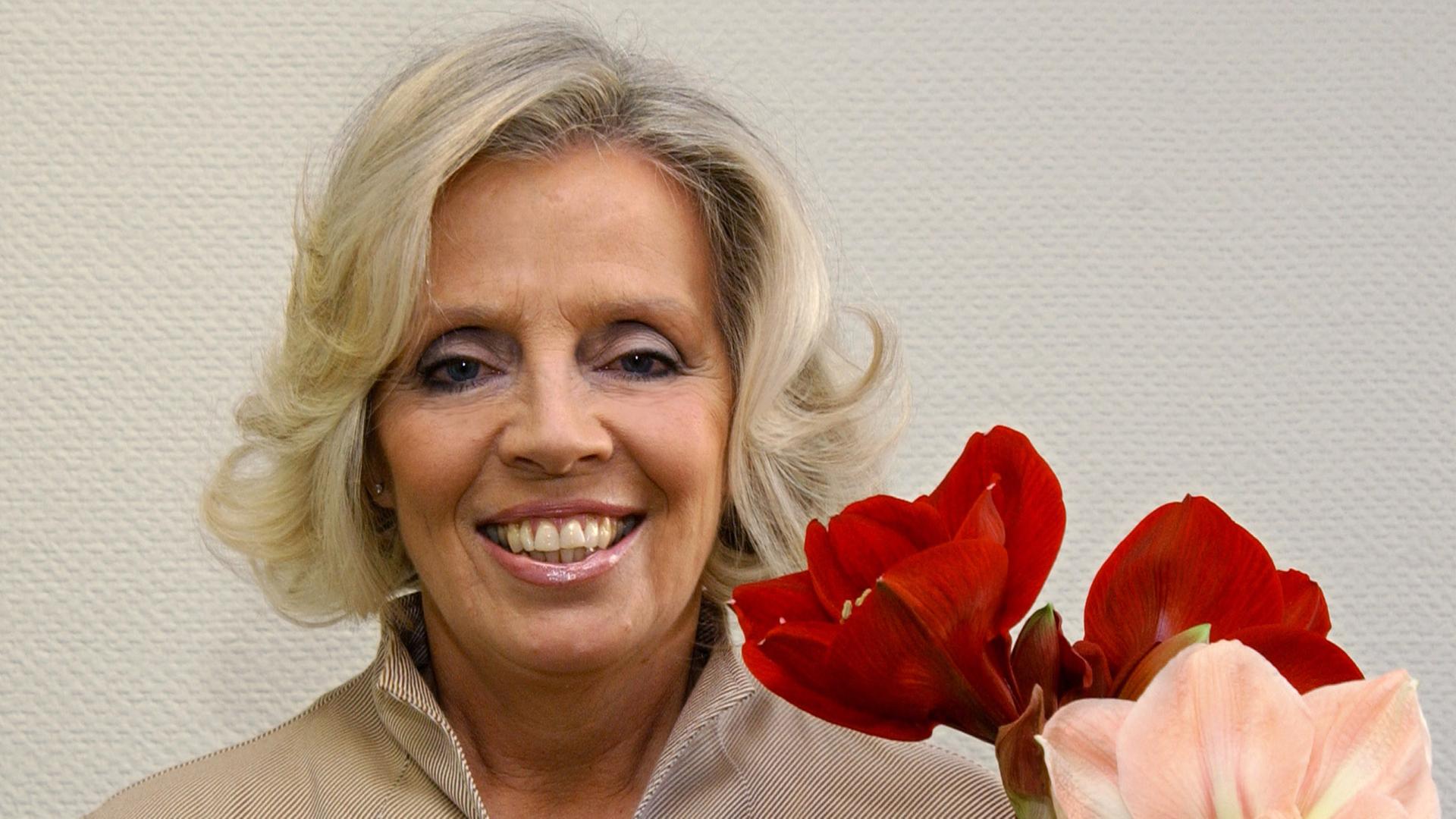 Die Schauspielerin Heidi Mahler posiert am 15.11.2007 in Düsseldorf mit einer Amaryllisblühte. Die Schauspielerin Heidi Mahler posiert am 15.11.2007 in Düsseldorf mit einer Amaryllisblühte.