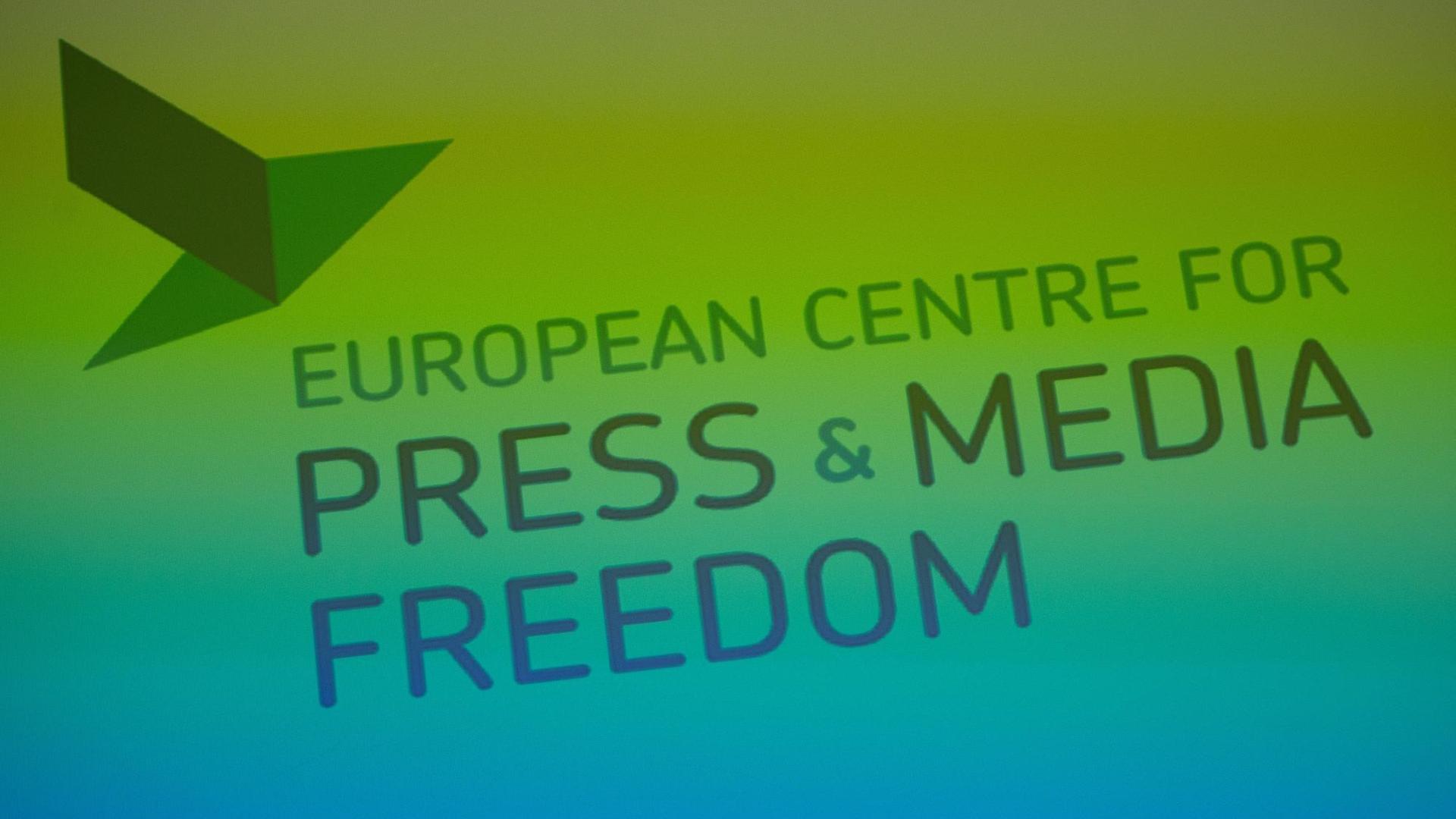 Das Logo mit dem Text der Organsisation European Centre for Press an Media Freedom (Europäischen Zentrum für Presse- und Medienfreiheit - ECPMF), aufgenommen am 24.06.2015 in Leipzig (Sachsen).