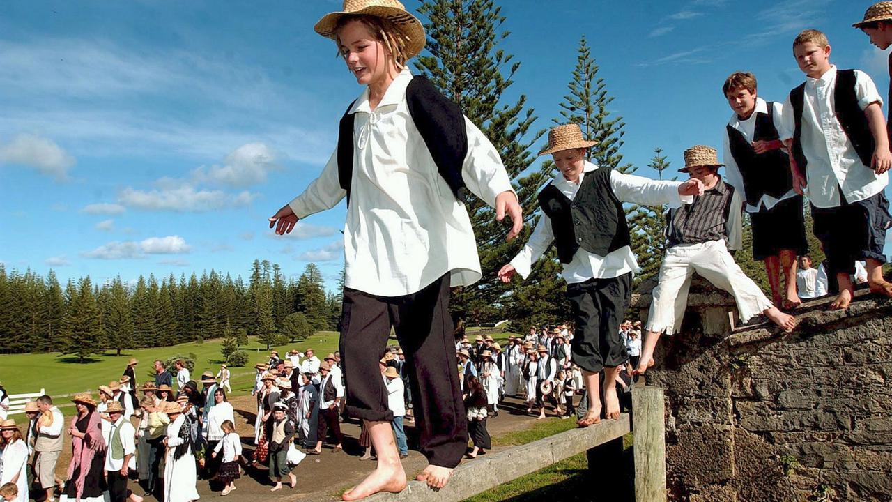 Auch ein Spaß für die Kinder: Die Bewohner von Norfolk Island feiern am 8.6.2006 mit einer Parade den Nationalfeiertag "Bounty Day". Auch ein Spaß für die Kinder: Die Bewohner von Norfolk Island feiern am 8.6.2006 mit einer Parade den Nationalfeiertag "Bounty Day".