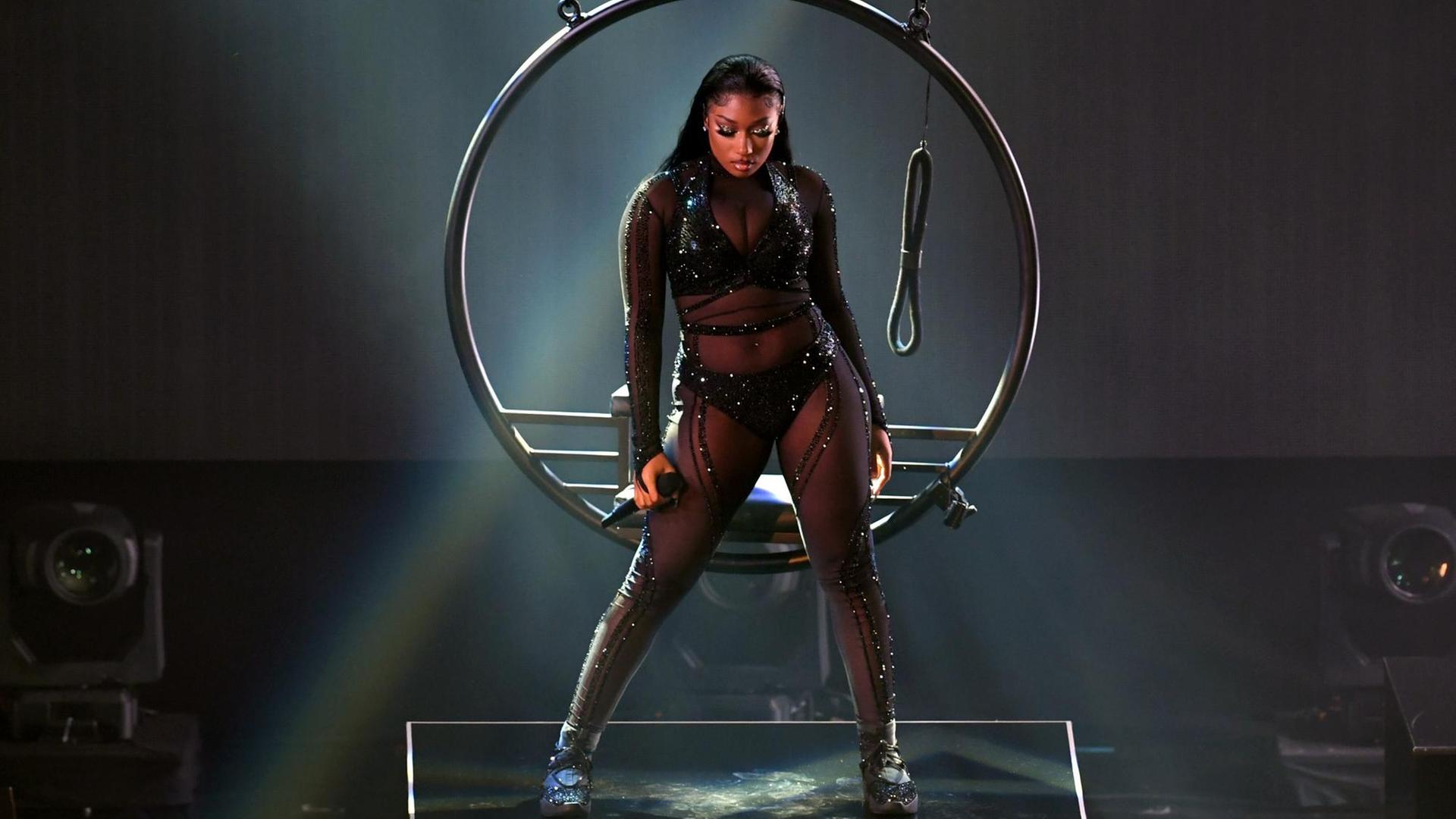 Megan Thee Stallion auf der Bühne der American Music Awards 2020. Megan Thee Stallion auf der Bühne der American Music Awards 2020.