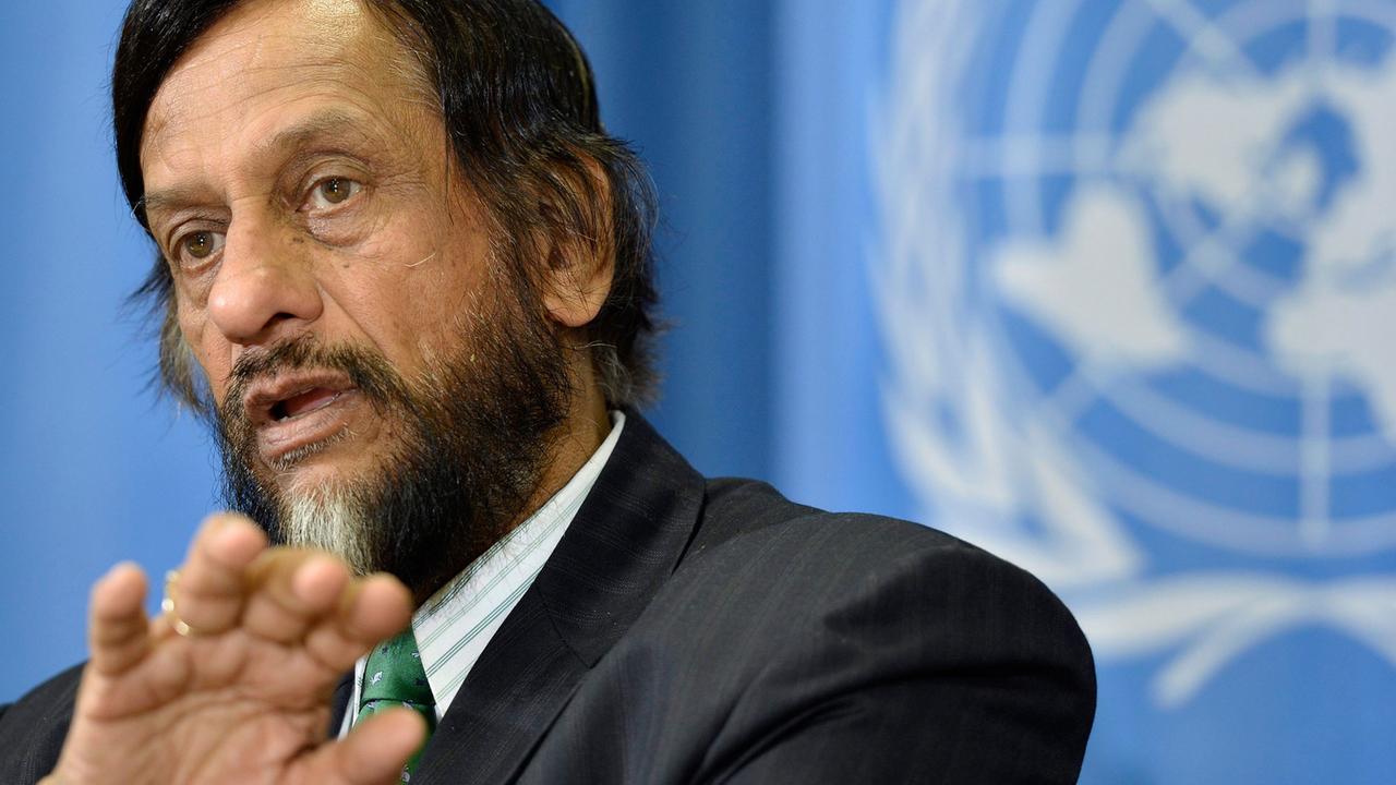 Rajendra Kumar Pachauri, Vorsitzender des Weltklimarates, Intergovernmental Panel on Climate Change (IPCC), im Porträt vor einem UN-Logo. Rajendra Kumar Pachauri, Vorsitzender des Weltklimarates, Intergovernmental Panel on Climate Change (IPCC), im Porträt vor einem UN-Logo.