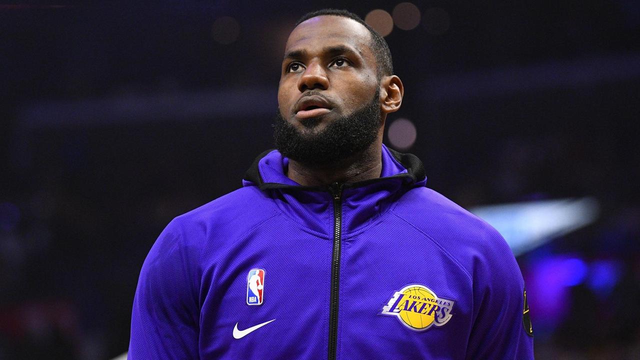 Baskeballspieler Forward LeBron James am 8. März in Los Angeles. Ein Mann steht auf einem Spielfeld. Baskeballspieler Forward LeBron James am 8. März in Los Angeles. Ein Mann steht auf einem Spielfeld.