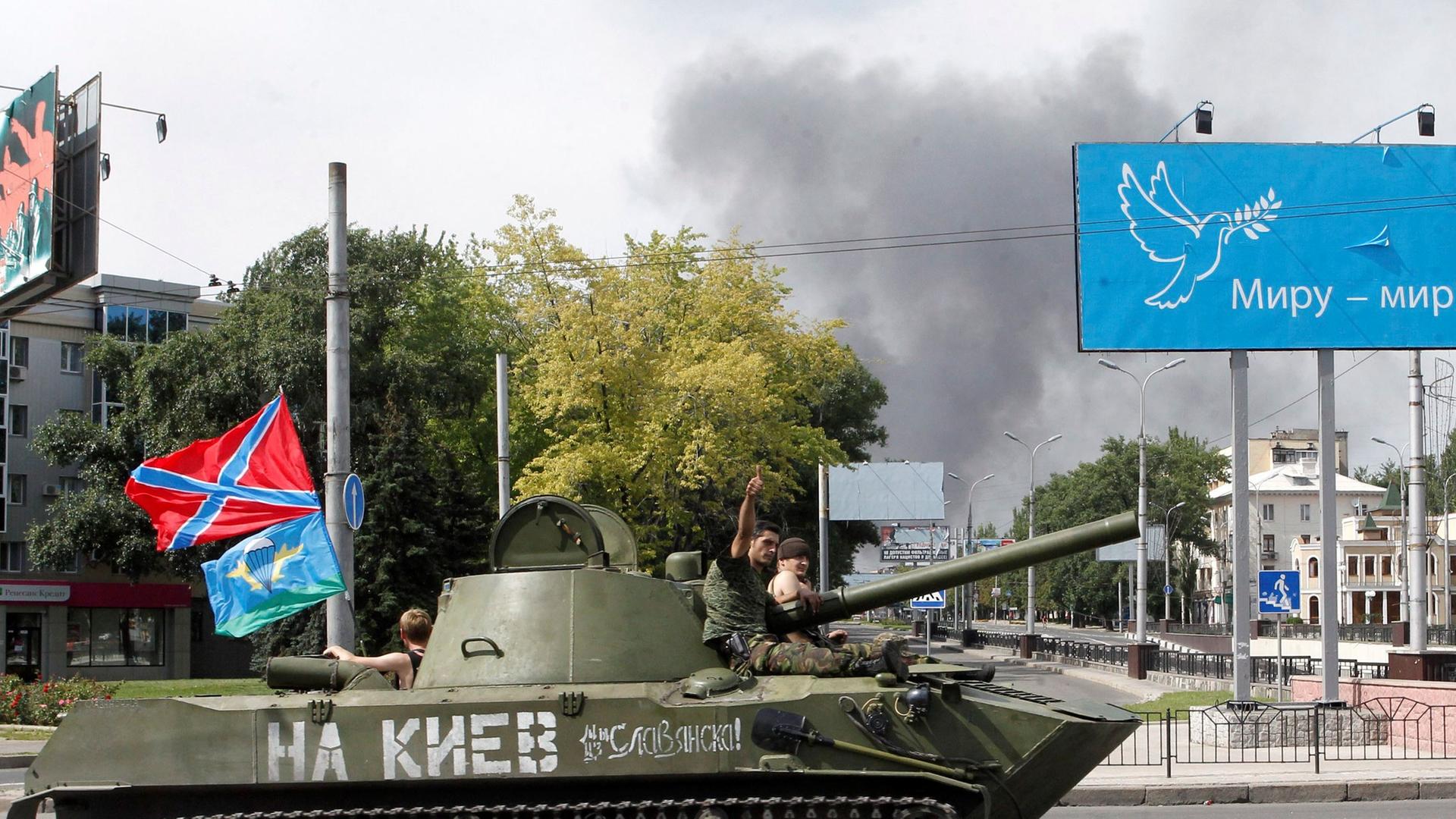 Ein Panzer fährt auf der Straße. Ein Panzer fährt auf der Straße.