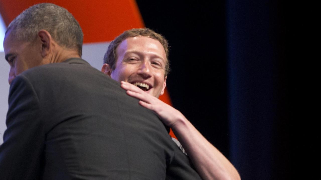 Der ehemalige US-Präsident Barack Obama und Facebook-Chef Mark Zuckerberg umarmen sich Der ehemalige US-Präsident Barack Obama und Facebook-Chef Mark Zuckerberg umarmen sich