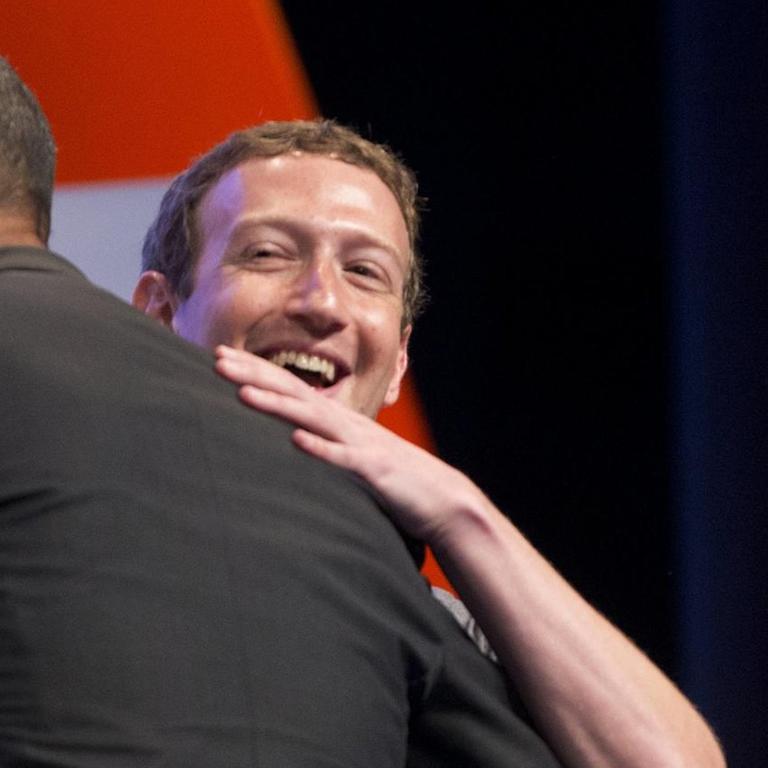 Der ehemalige US-Präsident Barack Obama und Facebook-Chef Mark Zuckerberg umarmen sich 