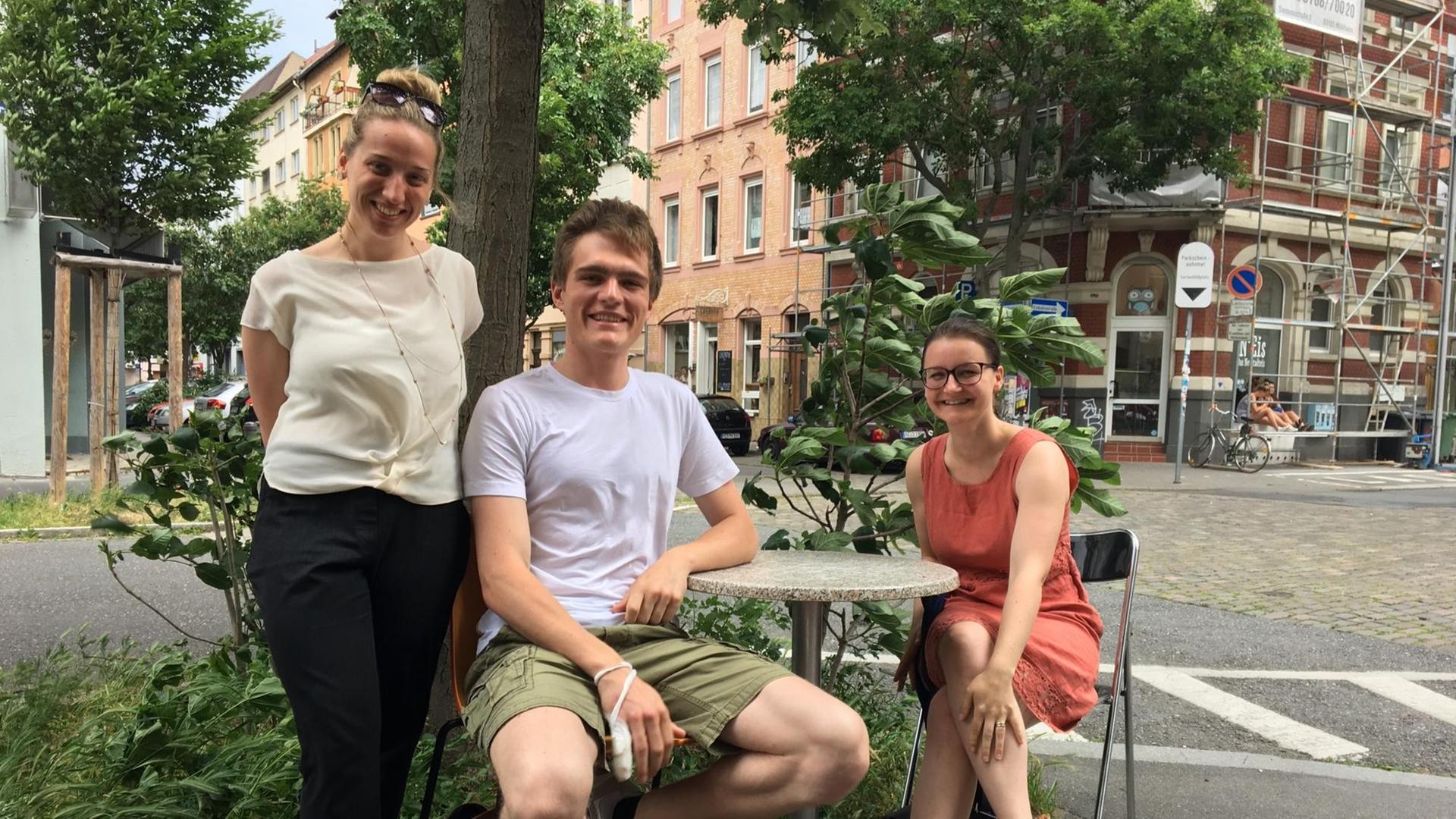 Die Jusos Jana Schneiß, Oskar Grimm, Kathleen Herr vom Mainzer Juso-Vorstand im Straßen-Café in der Grünen-Hochburg MZ-Neustadt Die Jusos Jana Schneiß, Oskar Grimm, Kathleen Herr vom Mainzer Juso-Vorstand im Straßen-Café in der Grünen-Hochburg MZ-Neustadt