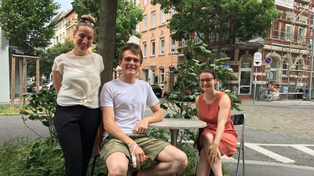 Die Jusos Jana Schneiß, Oskar Grimm, Kathleen Herr vom Mainzer Juso-Vorstand im Straßen-Café in der Grünen-Hochburg MZ-Neustadt