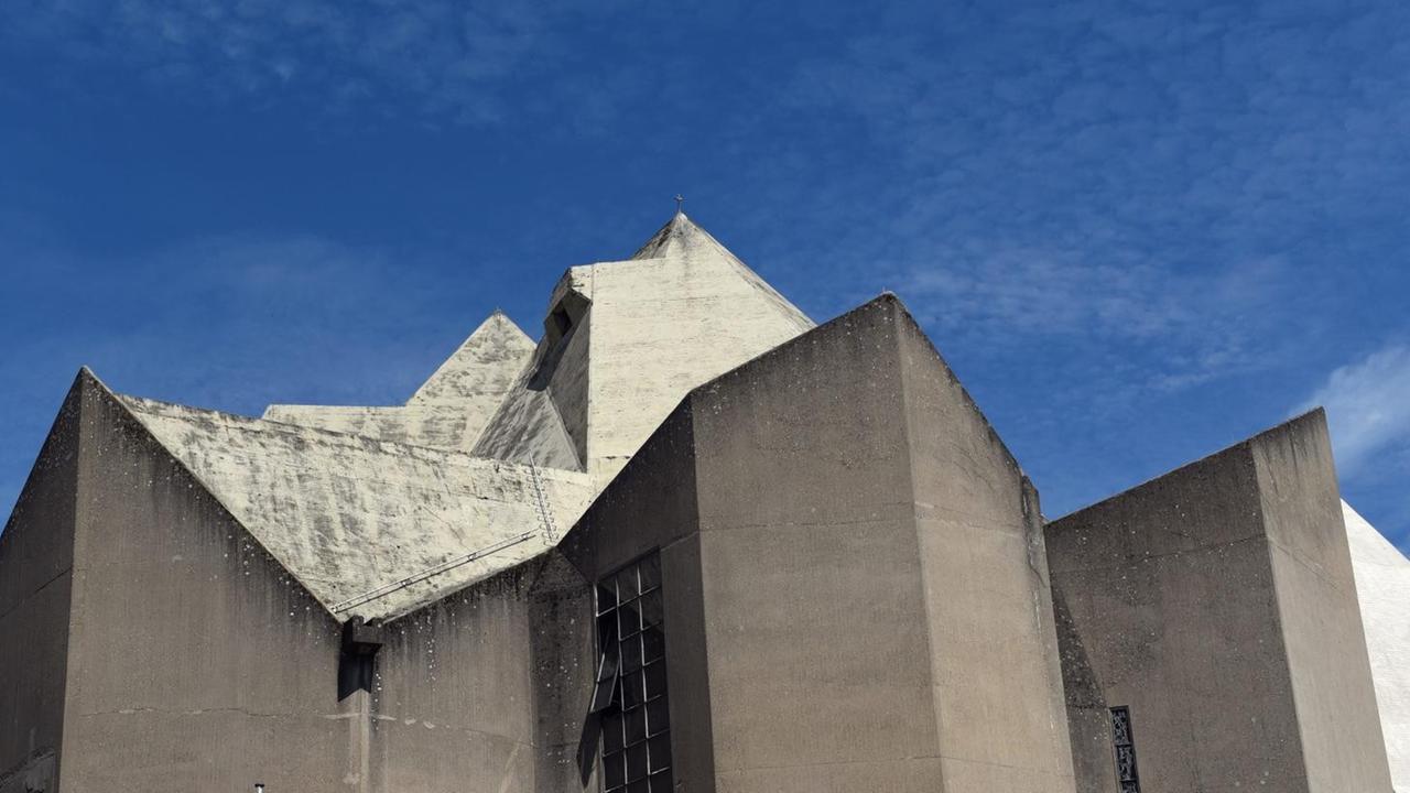 Der kristallin geformte Nevigeser Wallfahrtsdom in Neviges, ein Bau mit viel Beton. Der kristallin geformte Nevigeser Wallfahrtsdom in Neviges, ein Bau mit viel Beton.