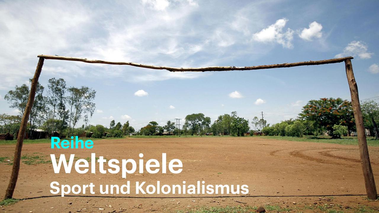 Der Fußballplatz eines Dorfes ohne nennenswerten Rasen und mit einem roh gezimmerten Tor ohne Netz aus Baumstämmen, aufgenommen am 2006 nahe der Stadt Blantyre (Provinz Mphuka) in Malawi. Der Fußballplatz eines Dorfes ohne nennenswerten Rasen und mit einem roh gezimmerten Tor ohne Netz aus Baumstämmen, aufgenommen am 2006 nahe der Stadt Blantyre (Provinz Mphuka) in Malawi.