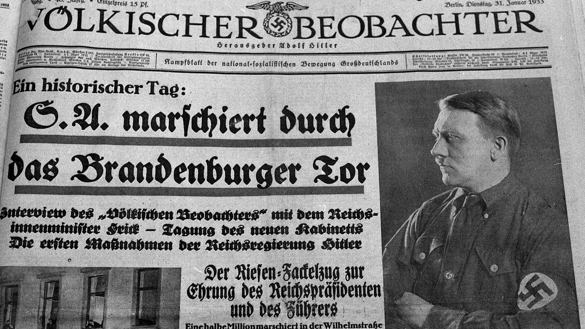 "Der Völkische Beobachter", Zentralorgan der NSDAP titelte in der Ausgabe vom 31. Januar 1933 neben einem Seitenporträt Asdolf Hitlers: "Historischer Tag - SA marschiert durch das Brandenburger Tor "Der Völkische Beobachter", Zentralorgan der NSDAP titelte in der Ausgabe vom 31. Januar 1933 neben einem Seitenporträt Asdolf Hitlers: "Historischer Tag - SA marschiert durch das Brandenburger Tor