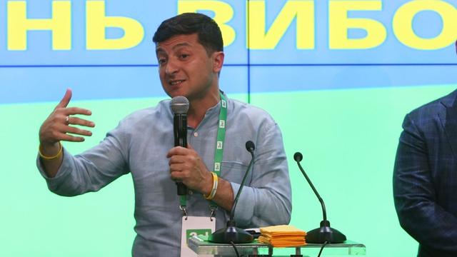 Präsident Selenskyj feiert den Sieg seiner Partei "Diener des Volkes" bei den vorgezogenen Parlamentswahlen