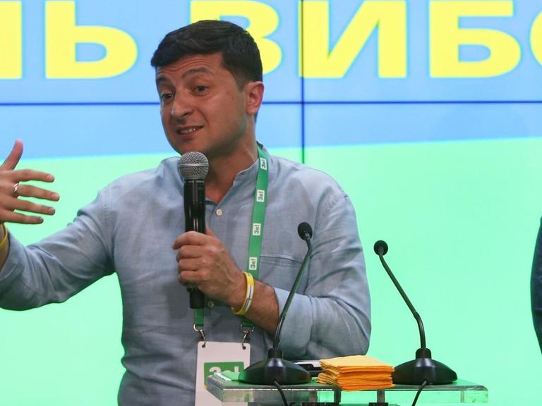 Präsident Selenskyj feiert den Sieg seiner Partei "Diener des Volkes" bei den vorgezogenen Parlamentswahlen