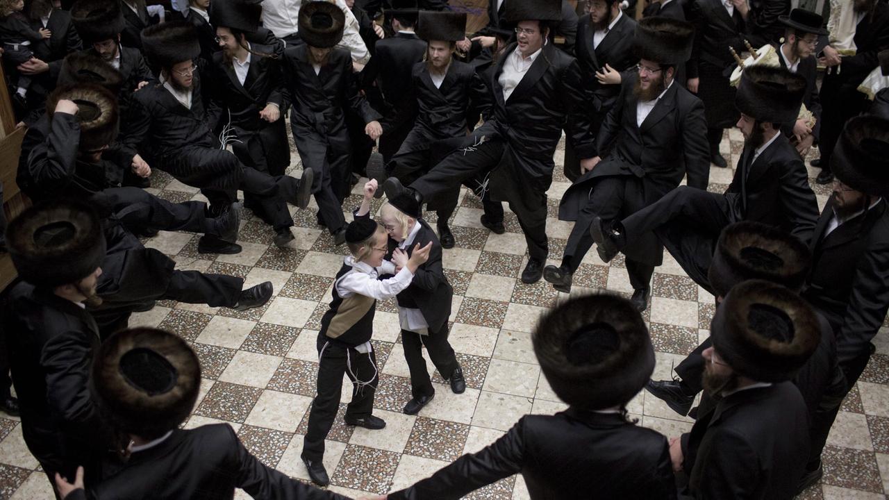 Orthodoxe Juden beim Tanz 2014 während des Simchat Tora in Israel Orthodoxe Juden beim Tanz 2014 während des Simchat Tora in Israel